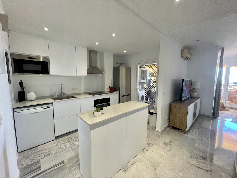 2-bed Sea View Apt, 10 Mins From Puerto Banus