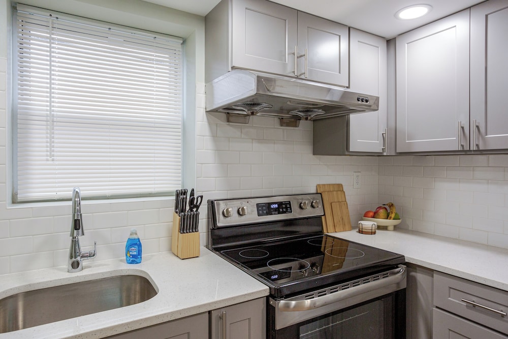 Stylish Minimalist Stay in City Center