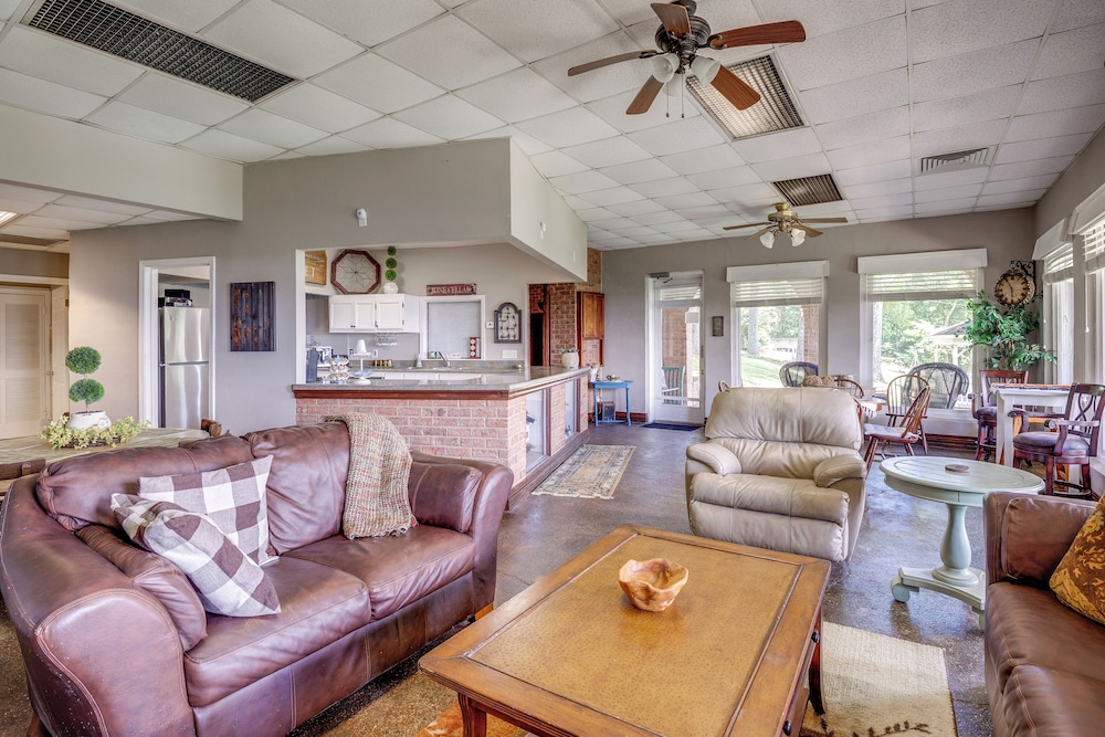 1 Mi to Lake Guntersville: Scenic Condo Retreat!