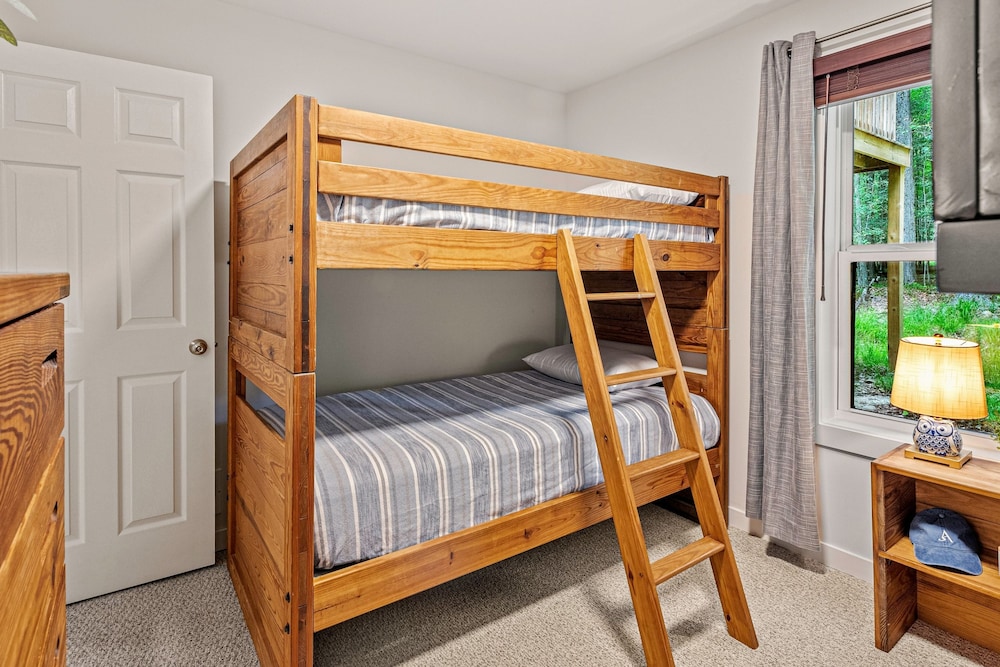 Happy Trails Chalet by Avantstay Sauna Deck Private Community Beach Access