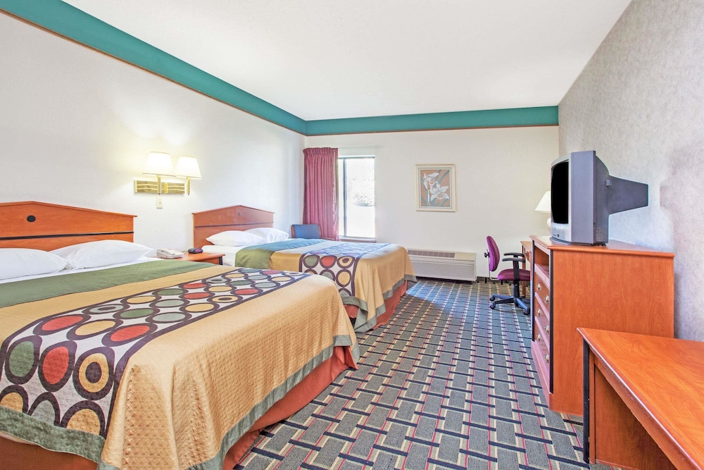 Super 8 by Wyndham Atchison view 5