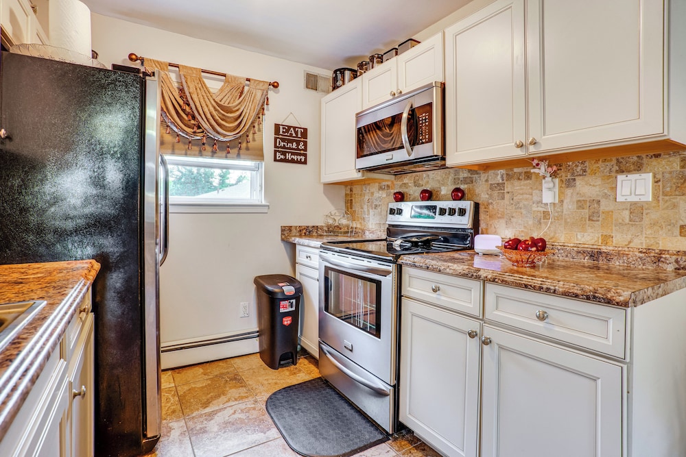 8 Mi to Long Beach: Cozy Apt w/ Fenced Yard!