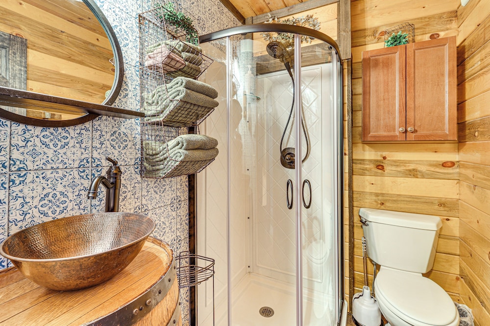 Hot Tub + Arcade Table: Spacious Retreat in Lead