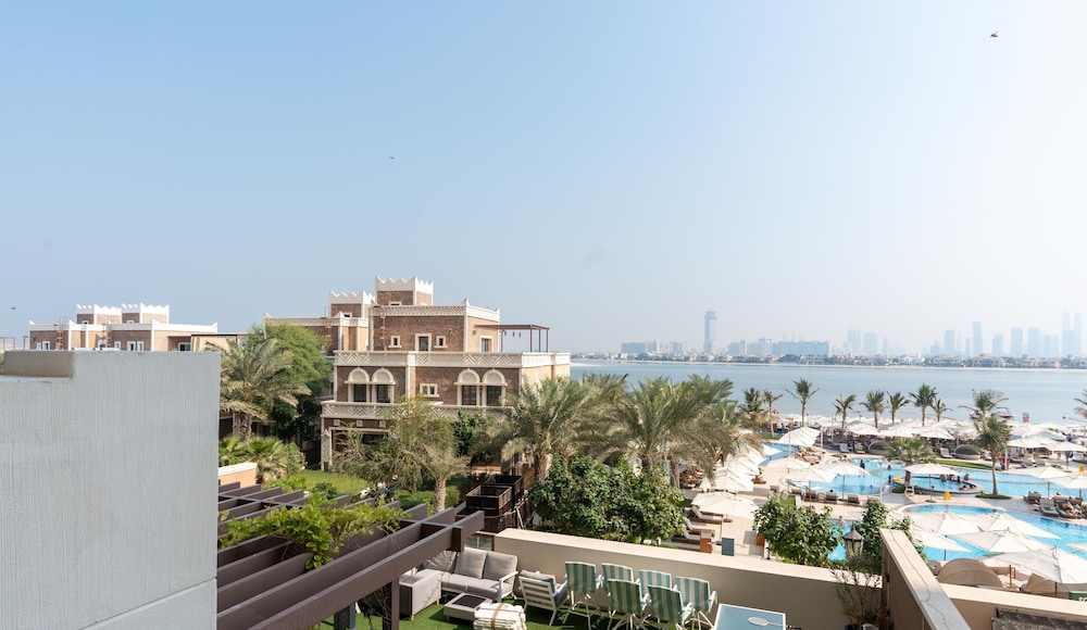 Massive 2 Bedroom with Palm View Balqis