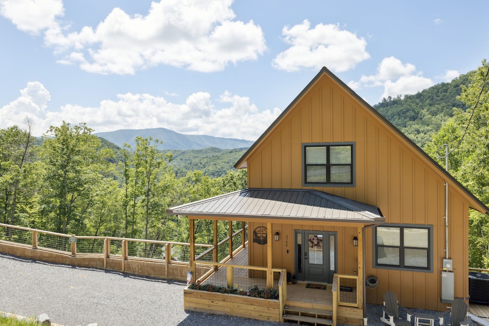 Bear Cheeks 4 Bedroom Cabin
