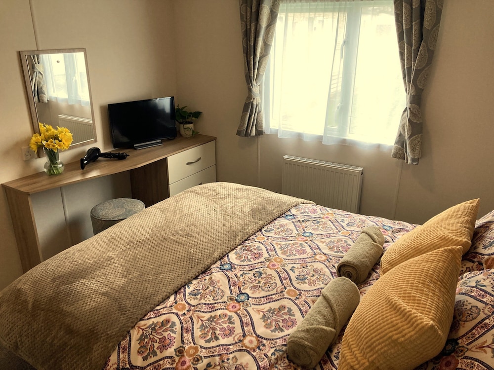 Cosy Beach Getaway Naish Est Near New Forest view 4