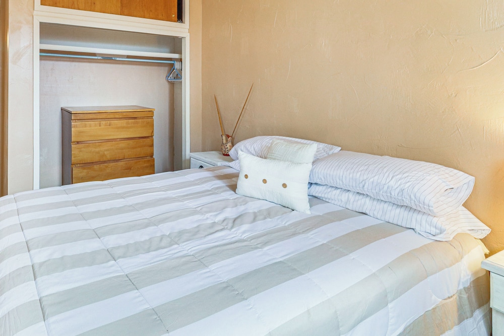 Half-mi to Jemez Hot Springs: Cozy Cabin Getaway!