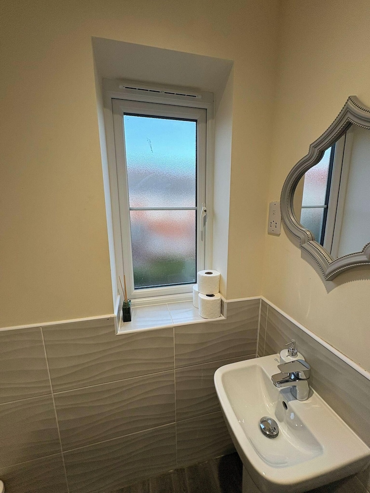 Spacious 3-bed House - Sleeps 8, Garden & Parking