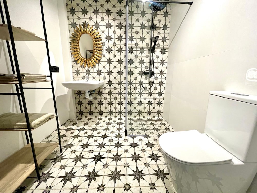 Los Angeles With 3 Bedrooms and 3 Bathrooms