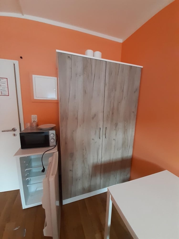 2-Rent Group Hostel Rooms&Apartments TUB19A