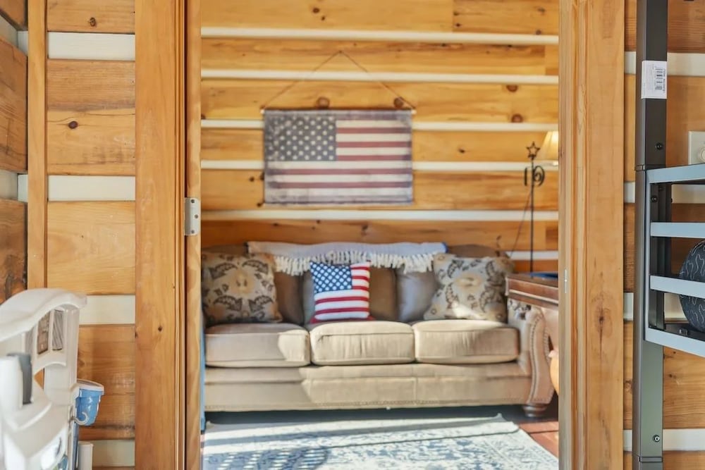 Hillbilly Hideaway 4 Bedroom Cabin