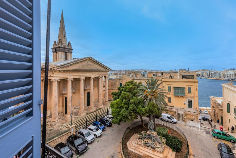 Square and Sea Views - 1 BR With Ensuite