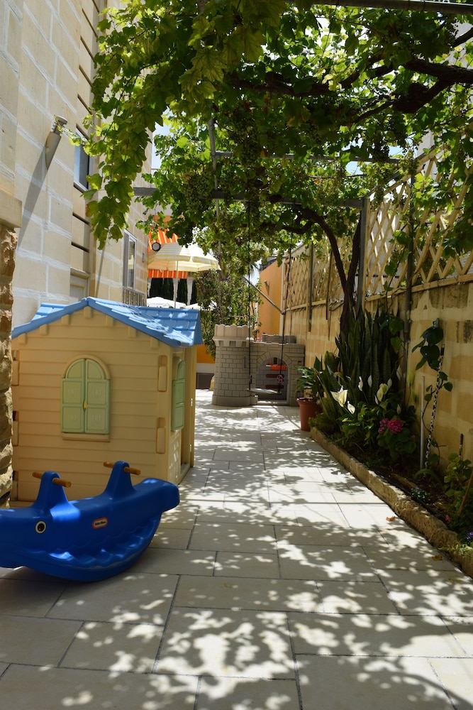 Central villa apartment pool & parking