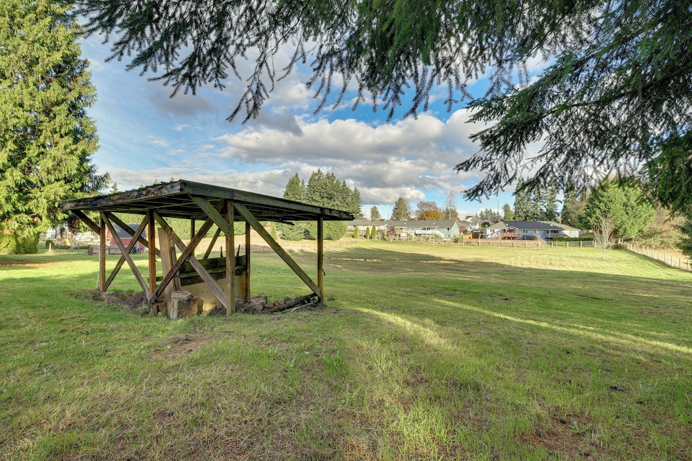 Fire Pit, Chic Deck! Family-friendly Puyallup Home