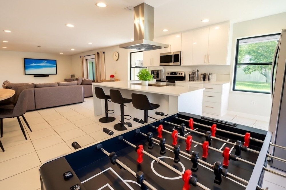 Fox Private Resort- Near Downtown & Beach 8 Bedroom Home