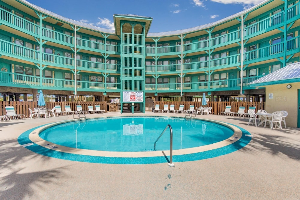 Impressive Condo Across From Beach With Pool view 3
