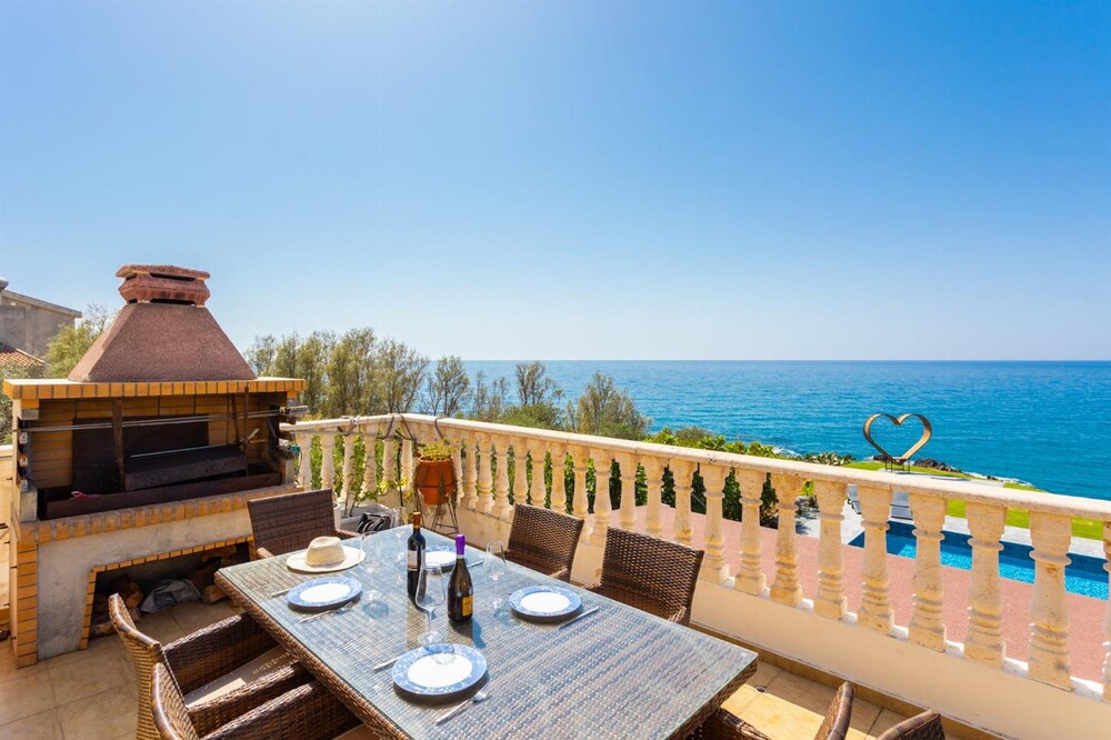 Villa Beach Heaven in Pomos