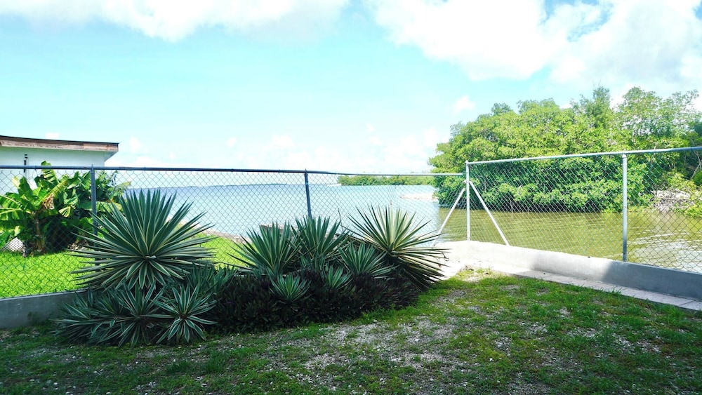 Poolside Seaview Studio With Infinity Pool & Overwater Deck Near Airport, 1st FL