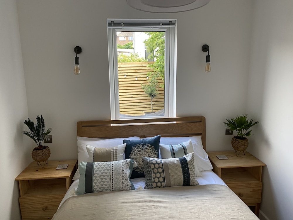 Stunning 2-bed Self Contained Oasis in Eastbourne view 5