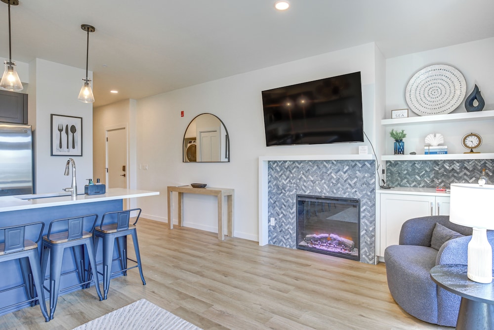 Walk to Beaches: Modern Townhome in Lincoln City!