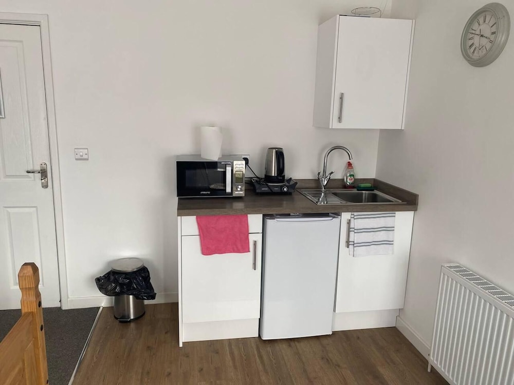 Charming 1-bed Studio in Coventry view 5