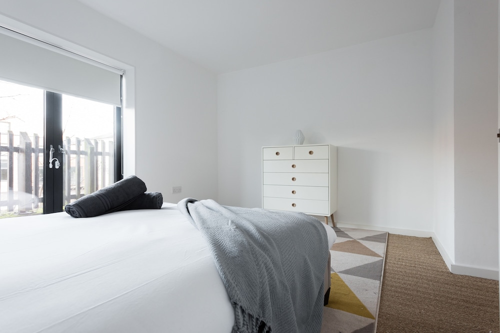The Cliffside Loft - Distinctly Modern 3BDR Riverside Home