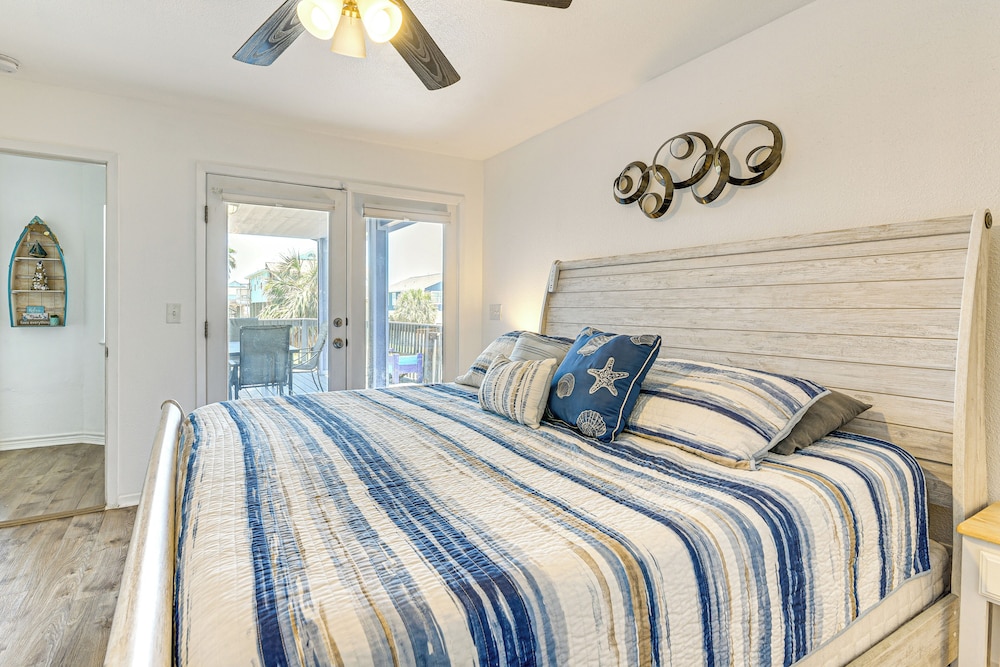 Walk to Beach: Ocean-view Home w/ Deck in Freeport