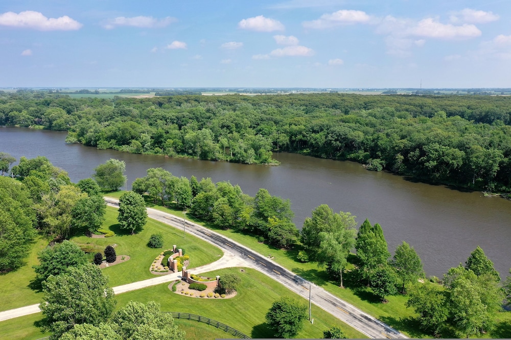 Private Riverbank 27-acre Estate 1 hr From Chicago