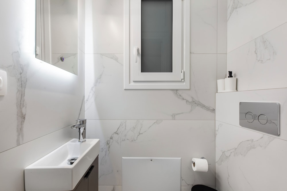 Cozyopolis - Timeless 3-BR in Athens