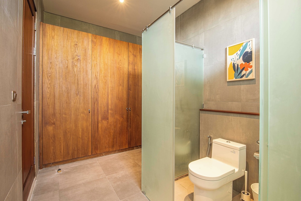 Luxury 5-bedroom Canggu Beach Villa With Scenic Ri