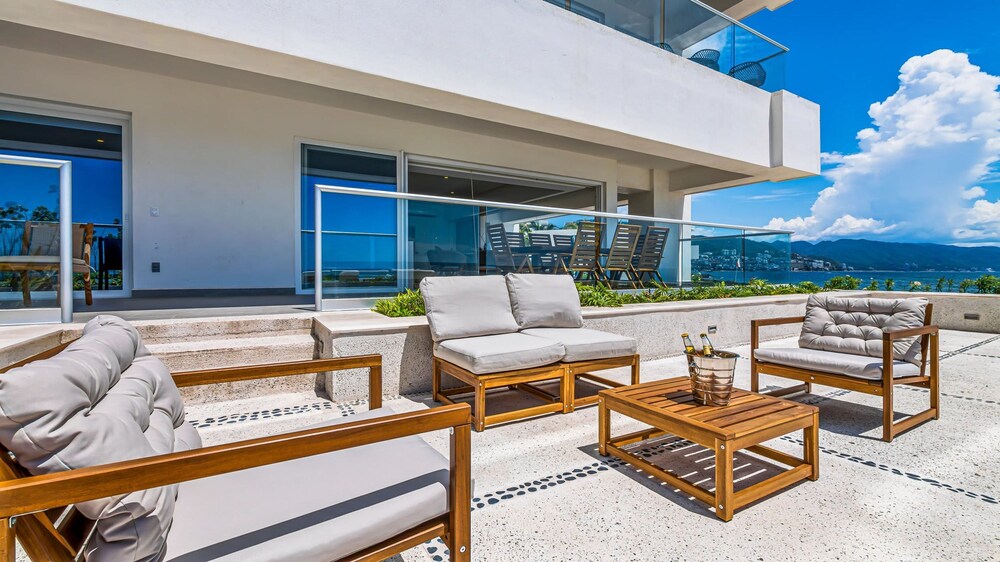Beachfront Private Pool Theatre Room Views