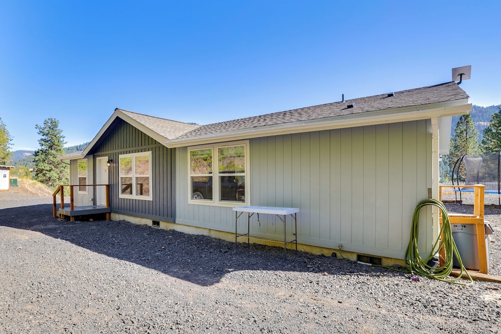 Mtn-view Gem w/ Outdoor Entertainment in Ahsahka!