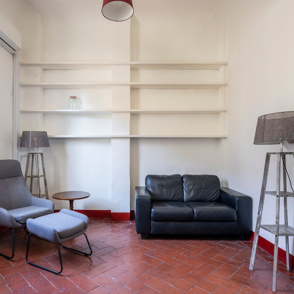Cerchi 3 in Firenze With 2 Bedrooms and 1 Bathrooms
