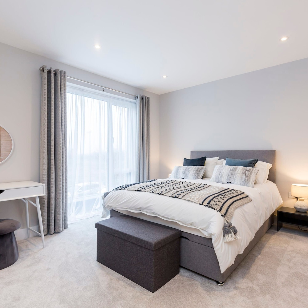 Stylish new Home With Parking - King Beds Garden view 4