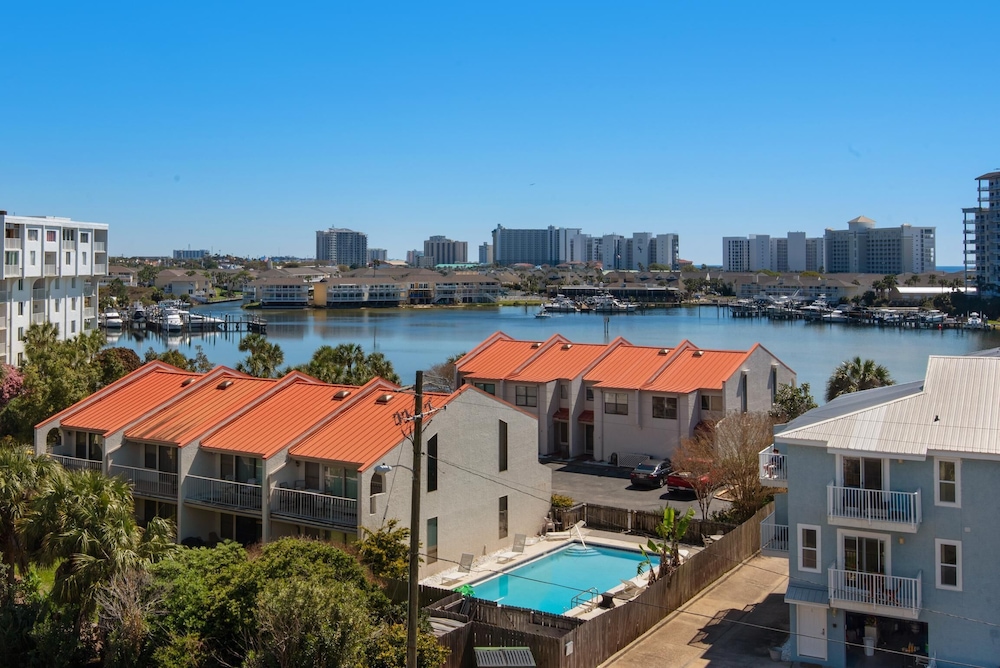 Dolphin Point #602a