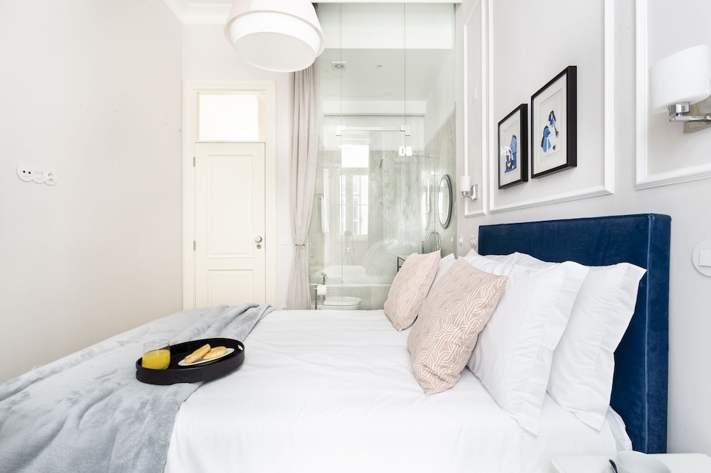 JOIVY Luxurious 2BR Apt w/street view, 2mins to Santa Justa Lift view 4
