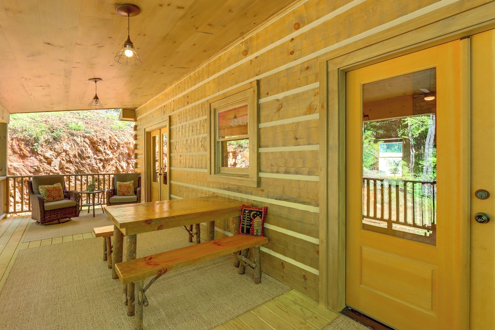 4 Mi to Fall Branch Falls: Peaceful Cabin w/ Deck