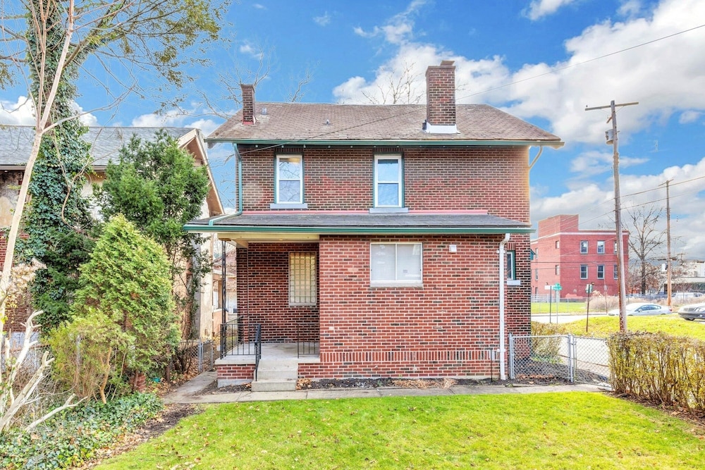Spacious 3BR Home near Downtown, Oakland & East Liberty! Max 15 nights by RedAwning view 4
