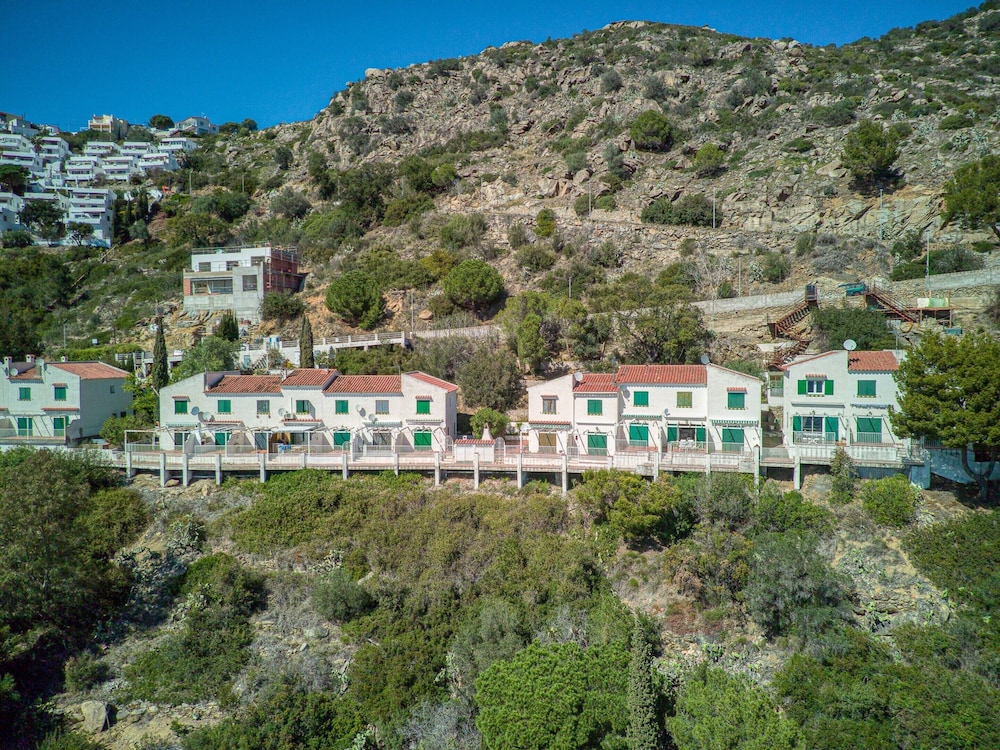Townhouse in Roses Near Platja de Canyelles