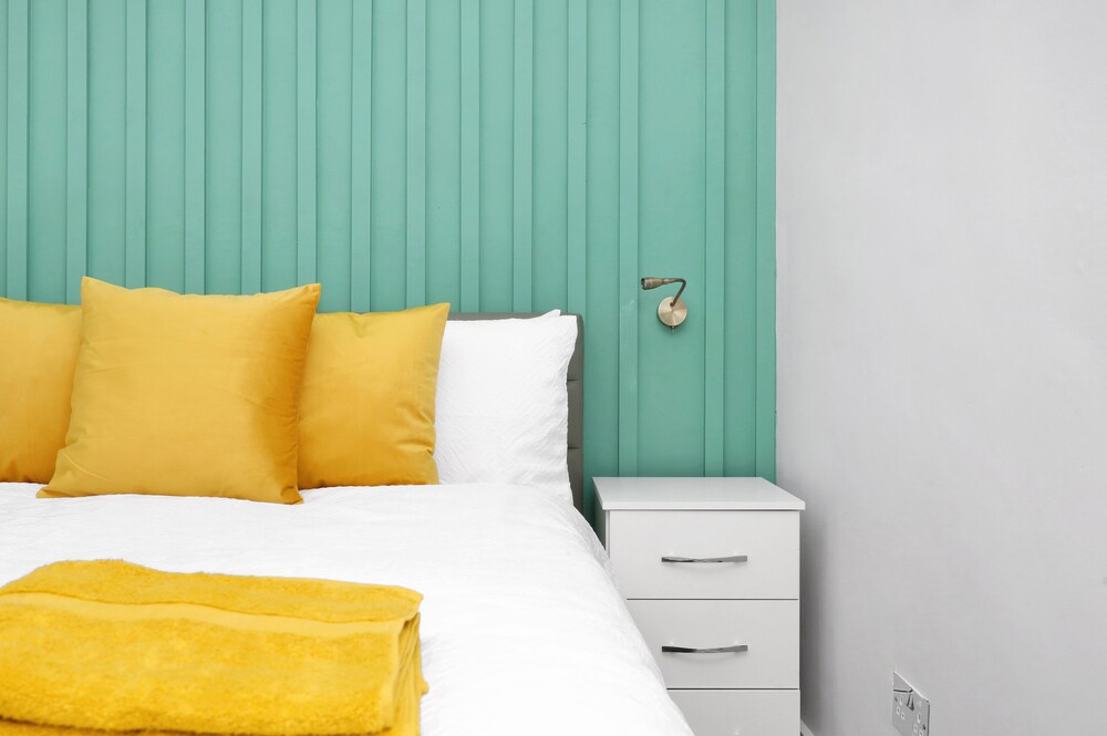 Stylish 4-bed Apartment - Parking & Central Links