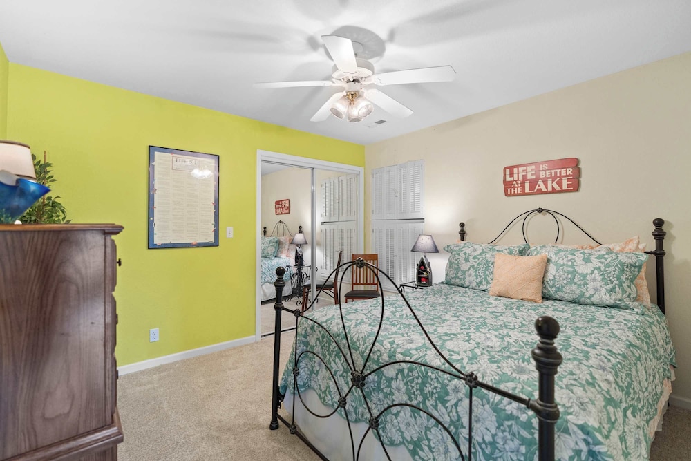 Latibe Retreat Lakefront Condo for 4 w/ Balcony & Pool Access