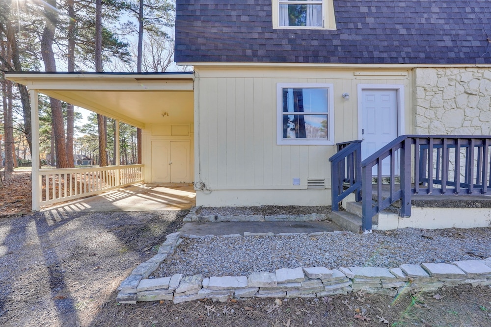 Chic Farmhouse, 3Mi to Lake-pet Friendly & Golfing