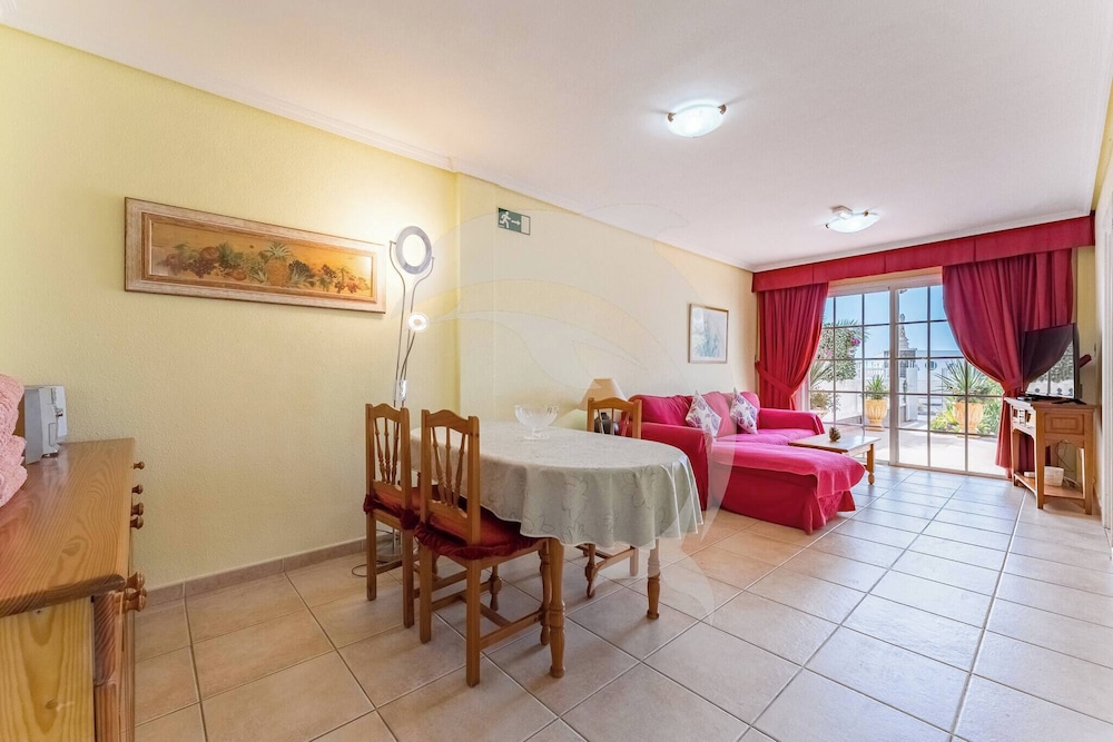 El Médano Apartment With Pool and Garden Views