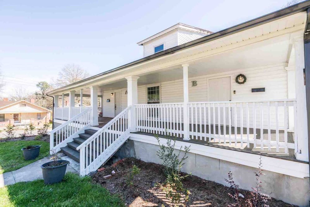 Renovated 3 Bedroom Close to Downtown
