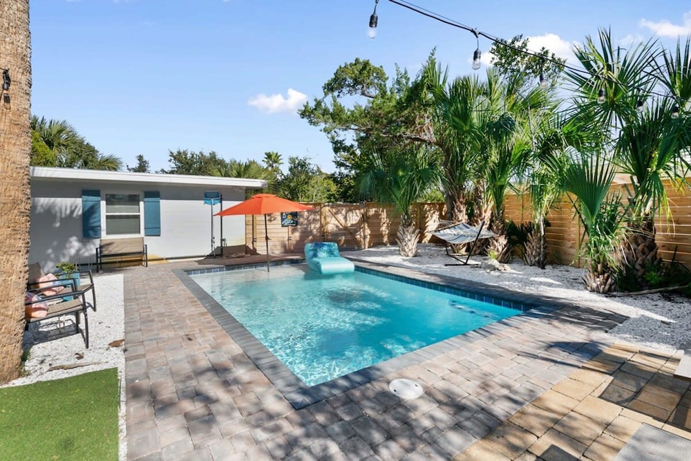 Heated Pool Mini Golf Walk to Beach Beach Gear