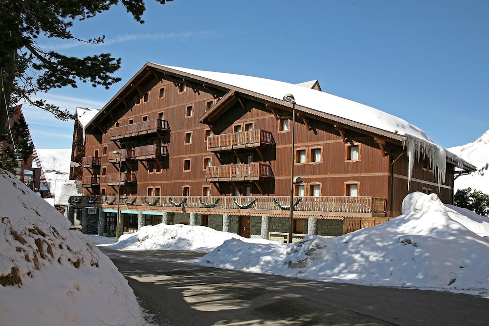 Apartment With Fireplace and Wi-fi in Arc 2000