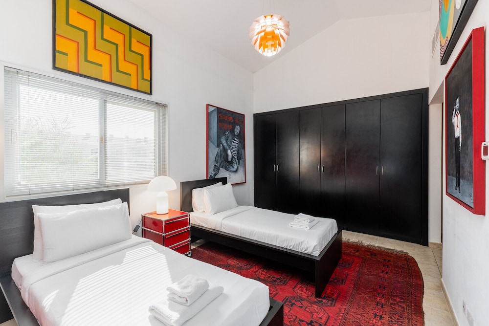 Artsy 4BR DIP Villa w Community Pool Gym