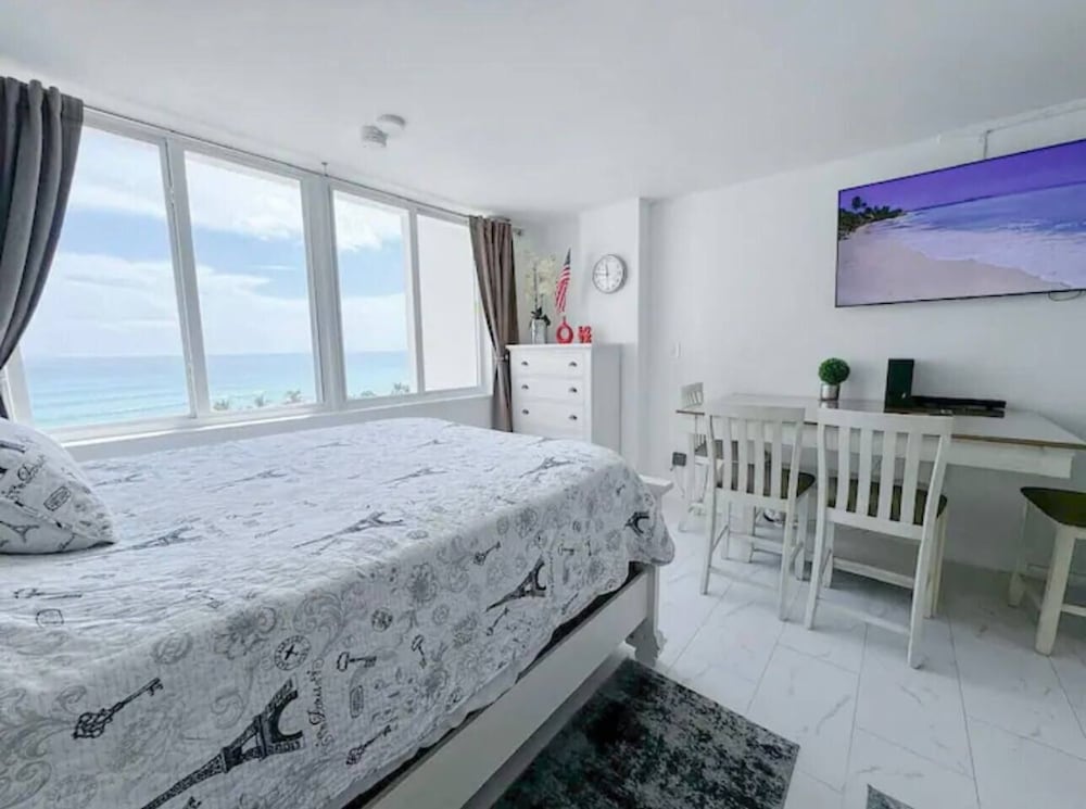 Beachfront Studio Pool Gym & Ping Pong