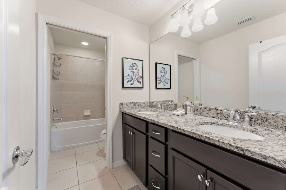 Family 6BR Home, Pool & Game Room