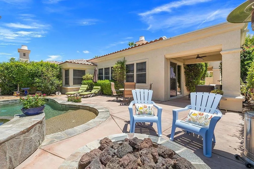 Stylish 2BR w Spa Patio